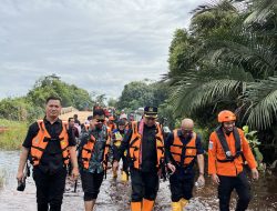 Tinjau Banjir di Sungai Ambawang, Ketua Komisi V DPR Minta Pemerintah Siapkan Solusi Permanen