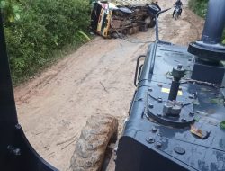 Jalan Simpang Kebong – Kec . Dedai Kabupaten Sintang Hancur Lebur, Disinyalir karena Overload-nya Angkutan TBS PT. BSL