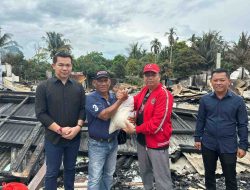Lasarus Kunjungi Korban Kebakaran di Kapuas Hulu, Pastikan Rumah Dibangun Kembali