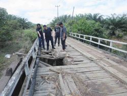 Panggi Tinjau Kerusakan Jalan dan Jembatan di Jalur Sintang Semubuk