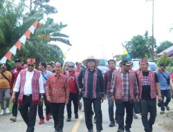 Lasarus Hadiri Gawai Dayak di Desa Pauh Desa, Janjikan Pembangunan Rumah Betang