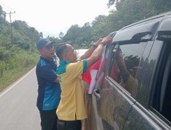 Pemuda Katolik Komisariat Anak Cabang Paroki Tanjung Baung KOMCAB Sintang dan Forkopimcam Binjai Hulu Bagikan Bendera Merah Putih Sambut HUT RI
