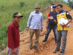 Kades Pauh Desa Dampingi Lasarus Tinjau Pembangunan Jalan Paoh Desa–Umin Jaya