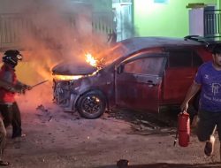 Damkar Sintang Tangani Kebakaran Mobil, Yudius Pastikan Tidak Ada Korban Jiwa