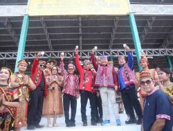 Disambut Meriah di Gawai Dayak Melawi, Lasarus Dorong Generasi Muda Dayak Tampil dan Berprestasi